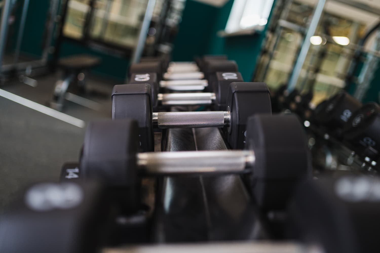 Jednoručné činky vo fitku Sport Centra Pionierska